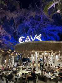パタヤ🇹🇭トロピカルな海沿いのレストラン“Cave Beach Club”
