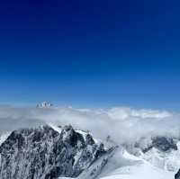 戰戰兢兢的走向南針峰峰頂觀景台眺望白朗峰