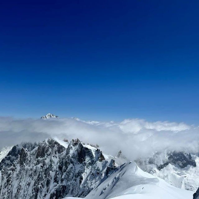 戰戰兢兢的走向南針峰峰頂觀景台眺望白朗峰