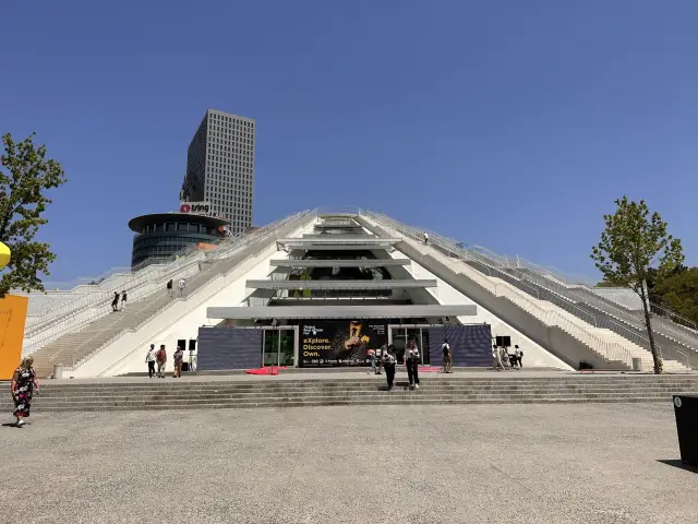 【地拉那市區漫步｜感受不斷變化的首都「現在」之旅】 城牆與未來建築並存的阿爾巴尼亞首都地拉那
