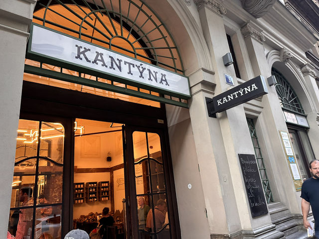 【Cantina（カンティーナ）｜元銀行の建物で楽しむ絶品タルタル🥩】 プラハで“生肉料理”を食べるなら外せない！