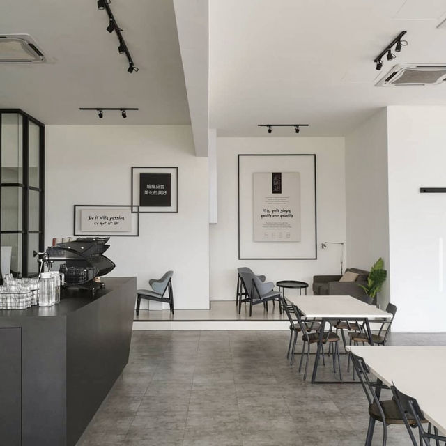 Monochrome Moods & Coffee Conversations