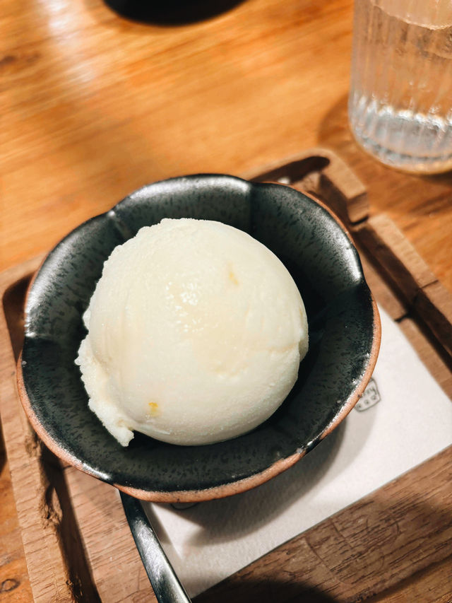 ทานอาหารกับครอบครัวที่ร้านกับข้าวกับปลา