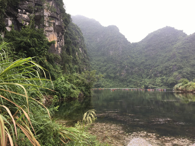 🚣‍♀️✨ Tranquility in Trang An – A Scenic River Rafting Experience in Vietnam