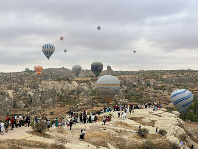 【Göreme Sunrise & Balloons View／ギョレメ朝焼け＆気球｜“空に舞う夢を見た丘上の朝”】