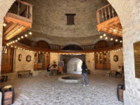 【Karvansaray／カーブァンサライ｜旧市街の“石造りキャラバン宿が生んだ食の体験”】