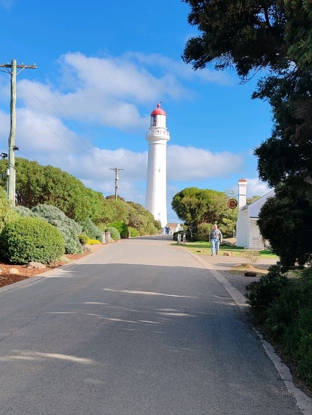 红与白的海岸诗篇——遇见大洋路最梦幻灯塔