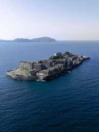 ⛴️廃墟に眠る記憶。軍艦島で“生きた歴史”に触れる旅へ🏚️ 長崎港からフェリーで約30分。 「軍艦島（端島）」は、かつ
