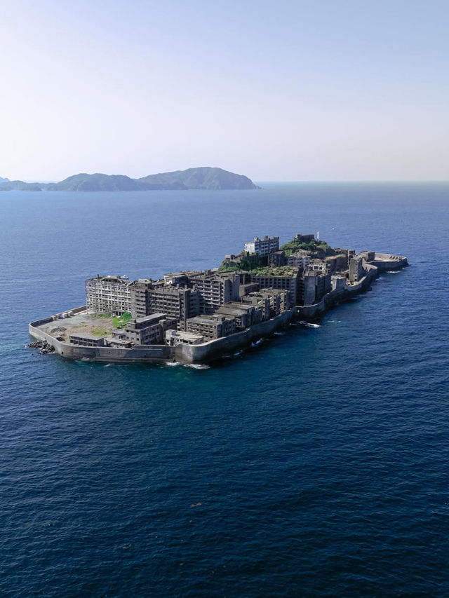 ⛴️廃墟に眠る記憶。軍艦島で“生きた歴史”に触れる旅へ🏚️ 長崎港からフェリーで約30分。 「軍艦島（端島）」は、かつ