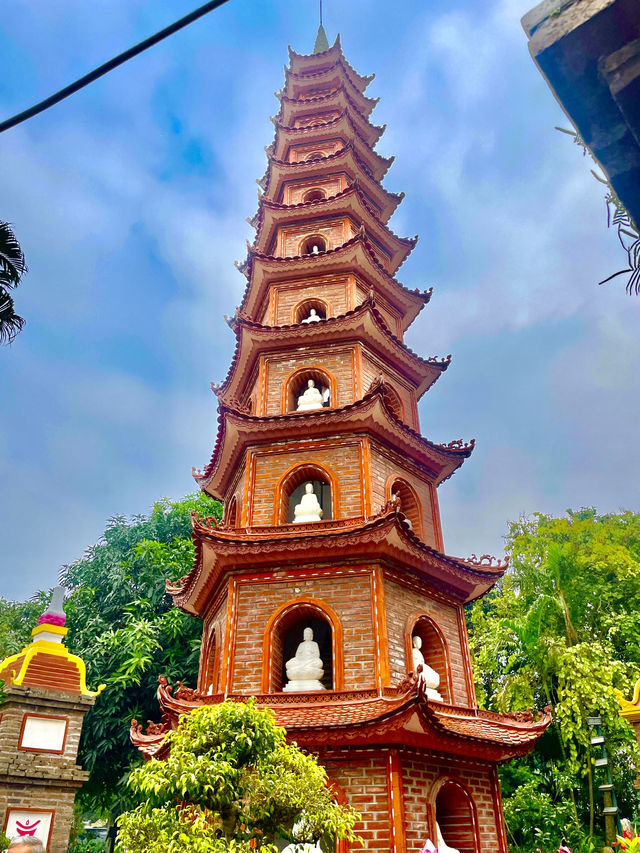 1,500년의 평온✨ 하노이 최고의 사원 – 짠꾸옥사원(Trấn Quốc Pagoda)