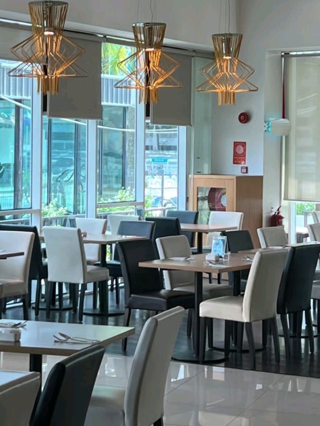 🏙️✨ Hotel Granada Johor Bahru – Stylish Stay in Bukit Indah’s Buzzing Zone! 💼🛏️