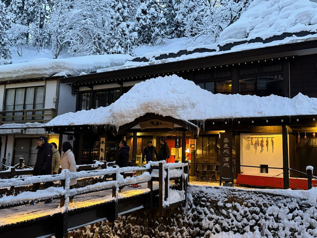 ❄️【銀山溫泉・能登屋旅館】一場走進大正浪漫的時光散步🏮