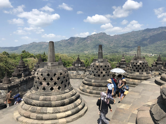 【ボロブドゥール遺跡｜インドネシア・ジャワ島 「仏教建築の極み。山と空に囲まれた“静寂の寺院”」】