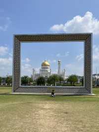 🖼️ Framed in Brunei: The Picture-Perfect View of Omar Ali Saifuddien Mosque