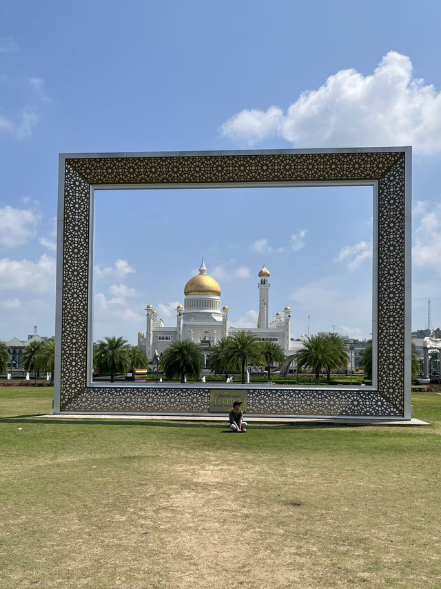 🖼️ Framed in Brunei: The Picture-Perfect View of Omar Ali Saifuddien Mosque