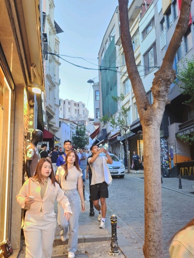 Galata tower หอคอยเเลนมาร์คในอิสตันบูล