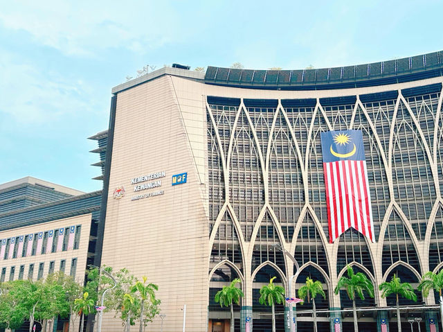Kompleks Kementerian Kewangan – The Curved Crown of Putrajaya Kompleks Kementerian Kewangan – The Curved Crown of Putrajaya