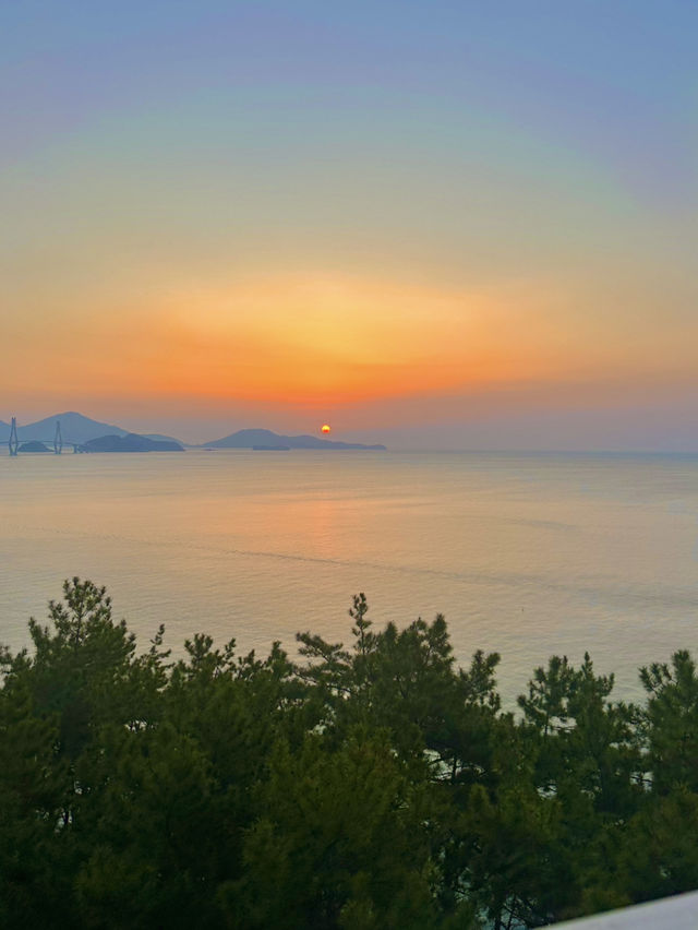 🌅 거제도에서 맞이한 황금빛 일출과 싱싱한 물회