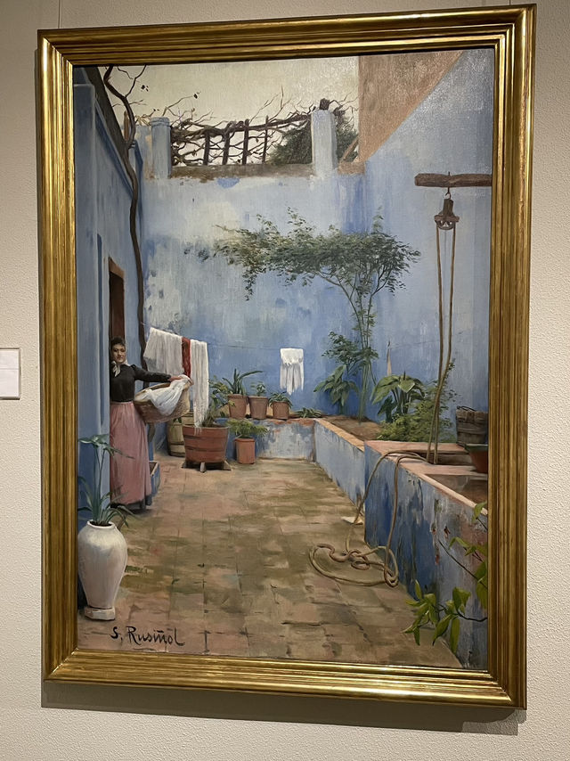山に囲まれたスペインの町にある美術