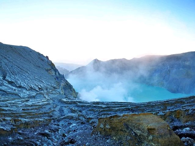 伊真火山──藍色火焰的奇幻世界