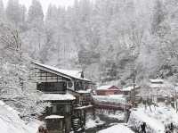 日本玩-「銀山溫泉」一個凝結在日本大正時代及宮崎駿童話裡的雪白世界，此生必訪！