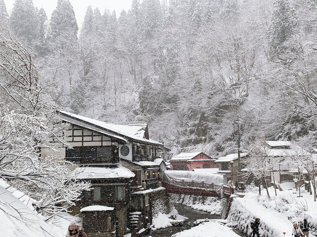 日本玩-「銀山溫泉」一個凝結在日本大正時代及宮崎駿童話裡的雪白世界，此生必訪！