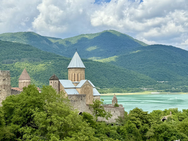 🏰✨ Ananuri Castle: A Fairytale by the Aragvi River ✨🏰