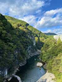 温泉街と鬼怒川を一望できる橋