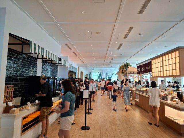 凱渡飯店的大廳設計同樣令人印象深刻，大片落地窗將自然光灑入室內，讓整個空間明亮而通透