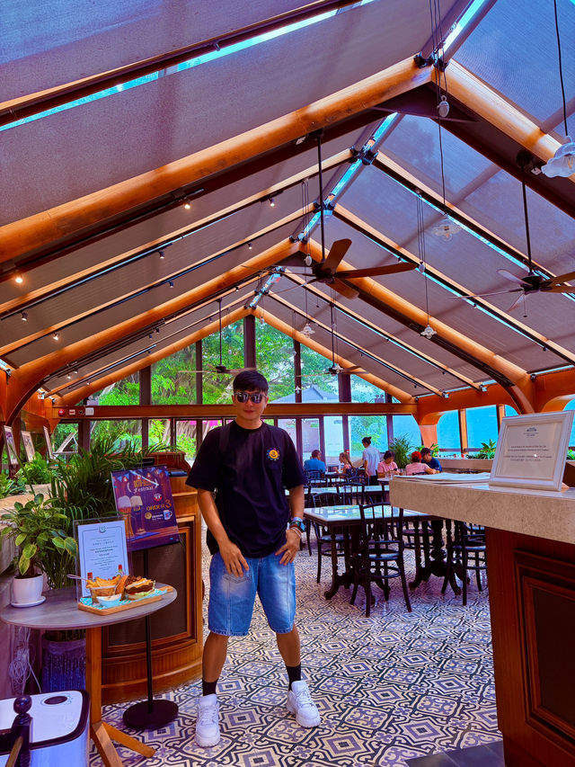 山丘上「大自然與文物」結合的玻璃屋餐廳