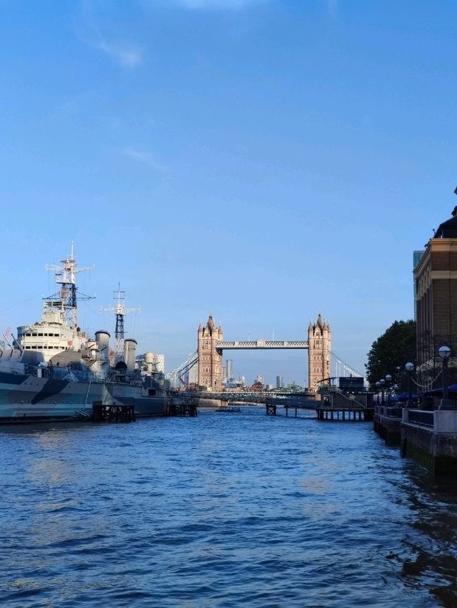 London Bridge Pier: A Riverside Waltz of Boats and Beauty London Bridge Pier: A Riverside Waltz of Boats and Beauty