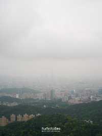 ไหว้พระในวันที่ฝนพรำ บรรยากาศสงบอย่างบอกไม่ถูก