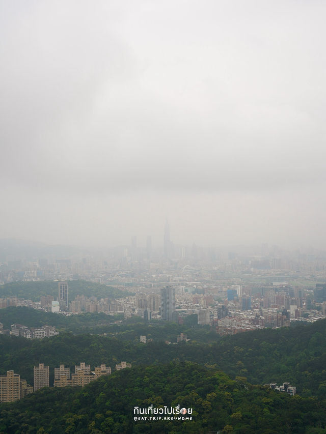 ไหว้พระในวันที่ฝนพรำ บรรยากาศสงบอย่างบอกไม่ถูก ไหว้พระในวันที่ฝนพรำ บรรยากาศสงบอย่างบอกไม่ถูก