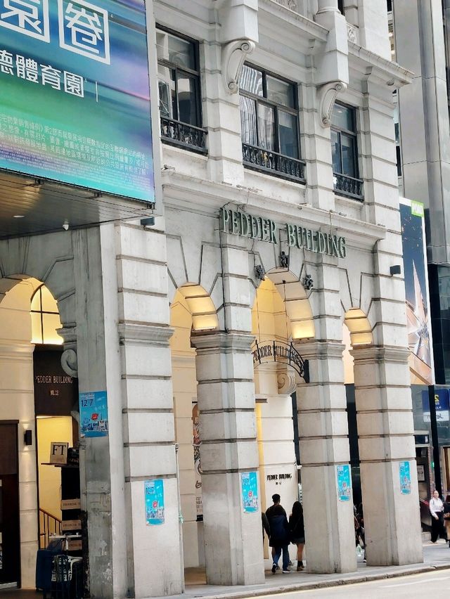 罅縫中的西伯利亞皮草大廈和Chocolux📸 罅縫中的西伯利亞皮草大廈和Chocolux📸