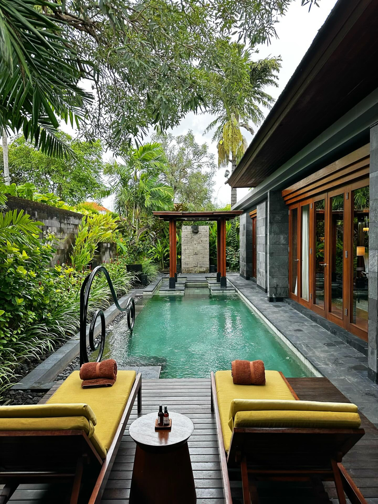 Pertahankan Suasana Liburan Anda! Vila Kolam Renang di Hotel Indigo Bali Seminyak Beach Benar-Benar Menakjubkan! 🏝️

✨ Sorotan Desain

Sejak Anda melangkah masuk melalui pintu masuk hotel yang megah, Anda akan terpesona oleh desainnya yang cerah dan menarik perhatian. Palet warna yang berani dengan sempurna menangkap pesona eksotis Bali. Bahkan minuman selamat datang pun memiliki sentuhan unik—tuangkan jus putih ke dalam minuman biru cerah, dan secara ajaib akan berubah menjadi warna ungu yang indah 💜. Keren sekali!

🏠 Pengalaman Kamar

Para desainer benar-benar telah menguasai seni permainan warna! Setiap sudut dan celah dipenuhi dengan kejutan yang menyenangkan, membuat Anda merasa seperti menginap di galeri seni 🎨. Vila kolam renang menawarkan privasi dan kenyamanan terbaik, ideal untuk mengadakan pesta kolam renang terbuka spontan kapan pun Anda mau 🏊♀️.

🌟 Alasan Utama untuk Menginap

1. Hanya dengan berjalan kaki singkat Anda dapat mencapai pantai dan deretan restoran yang Instagramable 🍹

2. Sarapannya berkualitas luar biasa, dipuji oleh banyak tamu 👍

3. Pelayanannya sangat ramah dan penuh perhatian, dengan seorang pelayan pribadi yang ditugaskan khusus untuk vila Anda 💁♂️

4. Ada banyak tempat yang Instagramable untuk mengambil foto-foto menakjubkan 📸

5. Fasilitasnya lengkap, termasuk spa yang menenangkan dan pusat kebugaran yang lengkap 💆♀️

Desain hotel yang sempurna dan pelayanan yang luar biasa meninggalkan kesan yang mendalam, menjadikannya pilihan tepat untuk liburan Bali yang tak terlupakan. Baik Anda sedang berbulan madu, liburan bersama teman-teman wanita, atau liburan solo yang mencari relaksasi murni, ini adalah destinasi terbaik 💯
#travel2026 #indigohotel #balihotel #indigobali