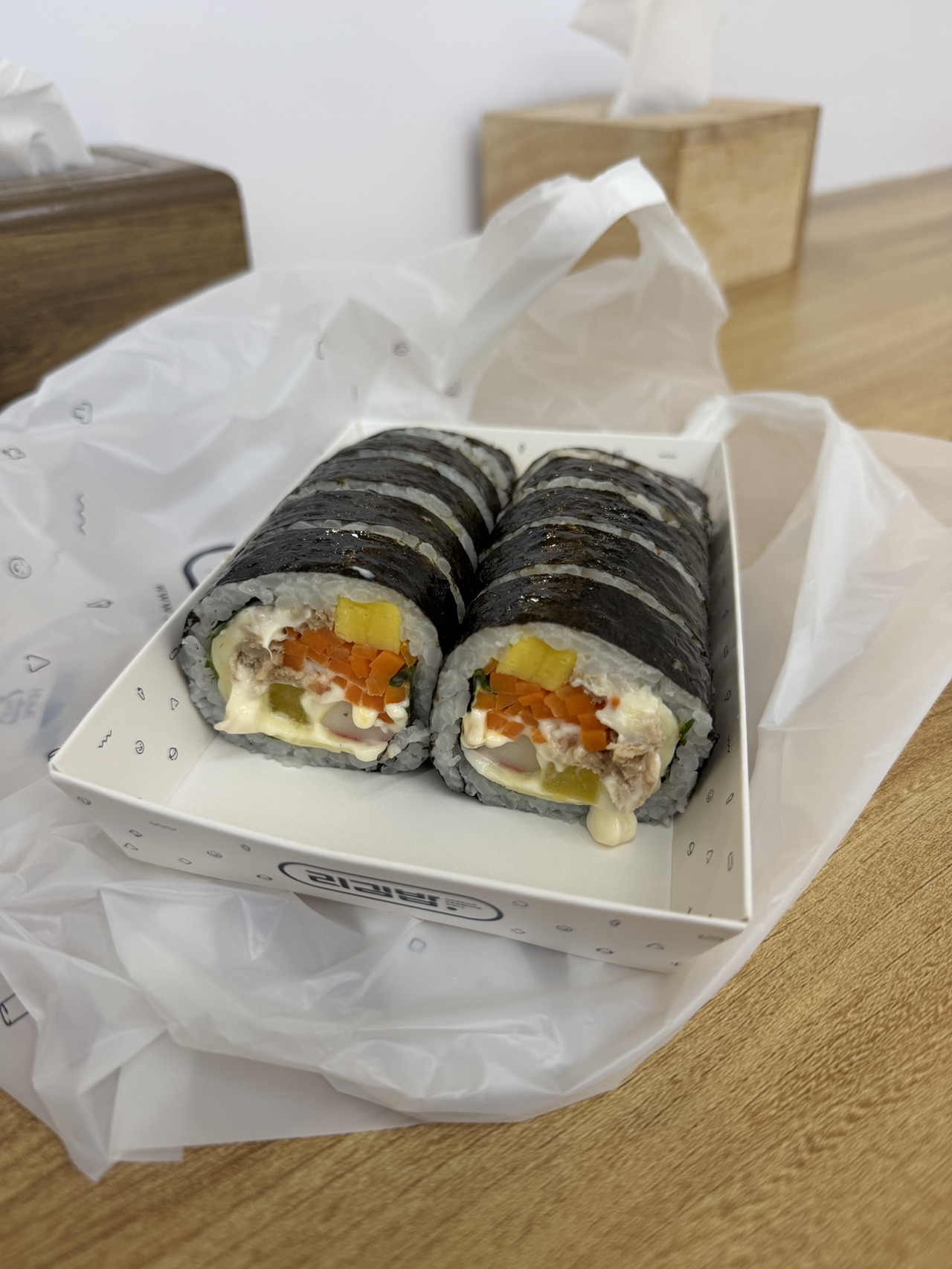 If you're looking for a restaurant where you can easily dine alone during your trip to Korea, I highly recommend [Lee Gimbap GFC Branch].

Located in the office district of the Gangnam and Yeoksam area,
it's a popular gimbap specialty shop bustling with office workers right from the morning.

While they have pre-made rolls on display, if you ask,
they'll hand-roll your gimbap fresh to order.

The irresistible aroma of sesame oil fills the air,
and the balance with the generous fillings is simply outstanding✨️

Beyond the classic gimbap,
they offer a wide variety of options like tuna gimbap, bulgogi gimbap, and cheese gimbap!

Plus, they serve other classic Korean light meals
like ramen, tteokbokki, and udon,
making it an ideal spot for a solo meal.

In the reviews, many say they visit on every business trip, that it's convenient for breakfast or lunch,
and that it offers great value for money.
It's also impressive that it attracts more local customers than tourists.

It's a local gourmet spot where you can experience the everyday life of Koreans.
Definitely check it out at least once during your trip!

📍Lee Gimbap GFC Branch
737 Yeoksam-dong, Gangnam-gu, Seoul
🚇 About a 5-minute walk from Yeoksam Station on Subway Line 2
Closed on weekends


For more Korea travel tips and Seoul food guides,
check out my Instagram [@8mauam]✈️🇰🇷











Note
