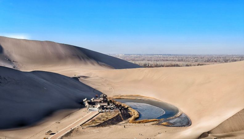 🌙 DANAU BULAN SABIT DI GURUN GOBI