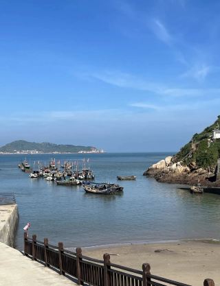 Escaping the crowds of Ding'an Ancient City and heading to the southern mountains, the ancient Longmenling Market is hidden deep among volcanic rocks and lychee forests, with its crisscrossing century-old stone alleys and intertwining banyan roots.