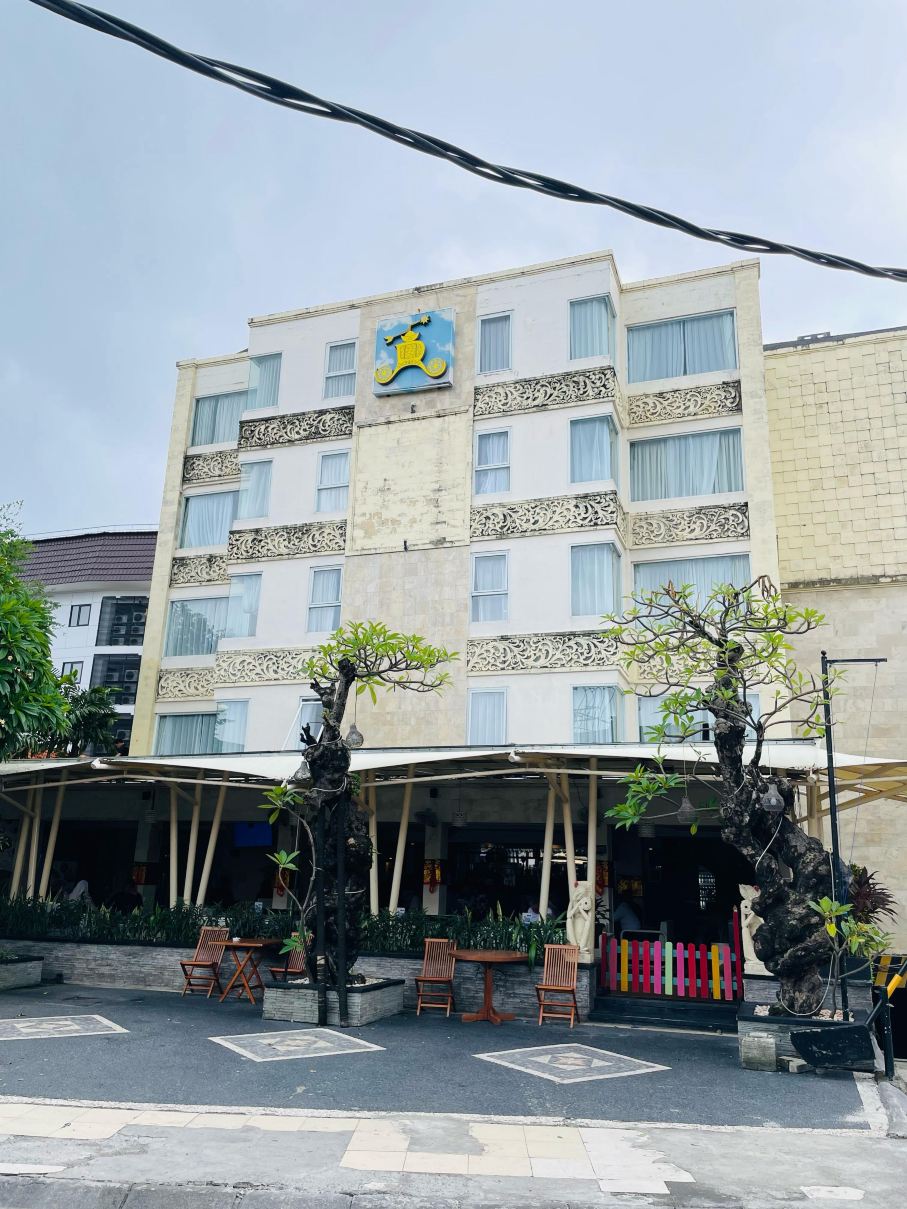 Stay in the Heart of the Action! Step from the Lobby Straight into History and Shop Till You Drop!