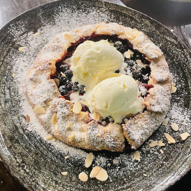 【ジョージア🇬🇪/中庭にあるオシャレなワインバー&レストラン🍽️】