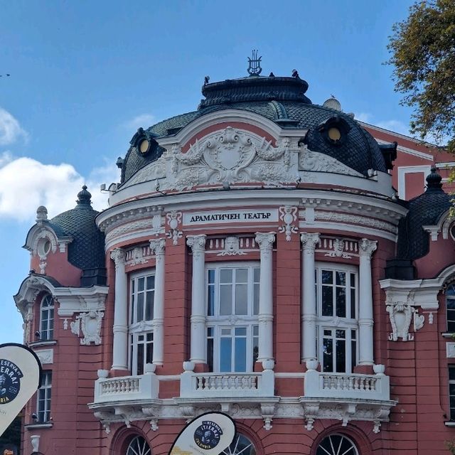 Varna Theatre: A Cultural Icon in Stunning Architecture 🎭🏛️