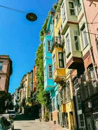 Colour, Character, and the Joy of Wandering Alone 🎨🚶‍♀️🕌