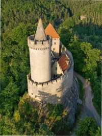 🏰🌲 “Czech Into a Fairytale: My Peaceful Escape to Kokořín Castle” ✨🦢