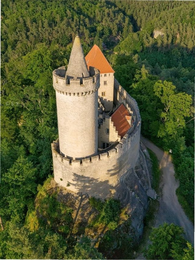 🏰🌲 “Czech Into a Fairytale: My Peaceful Escape to Kokořín Castle” ✨🦢