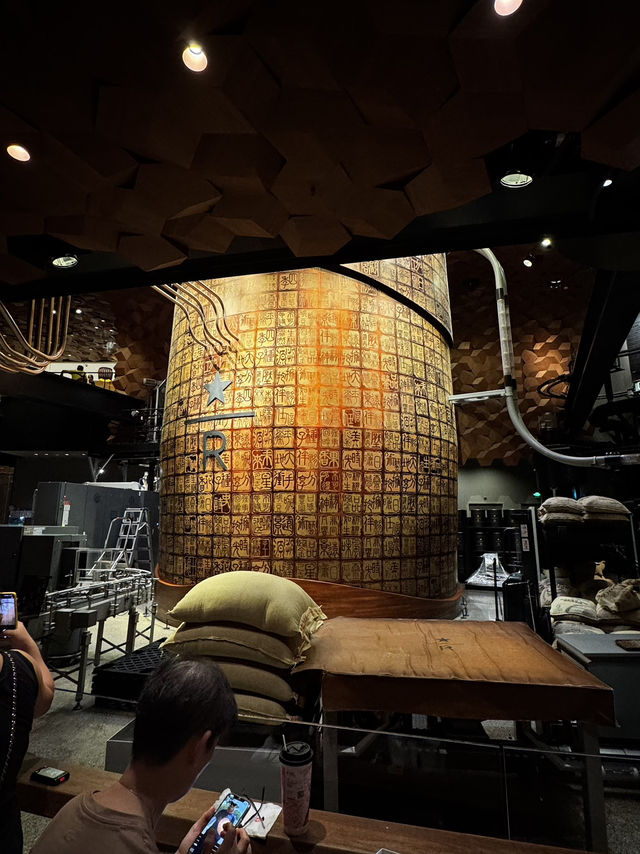 Самый большой Starbucks Shanghai  Самый большой Starbucks Shanghai