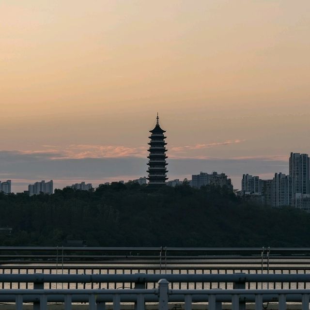Golden Reflections on the Gan River โ Ganzhou at Sunset ๐
 Golden Reflections on the Gan River โ Ganzhou at Sunset ๐