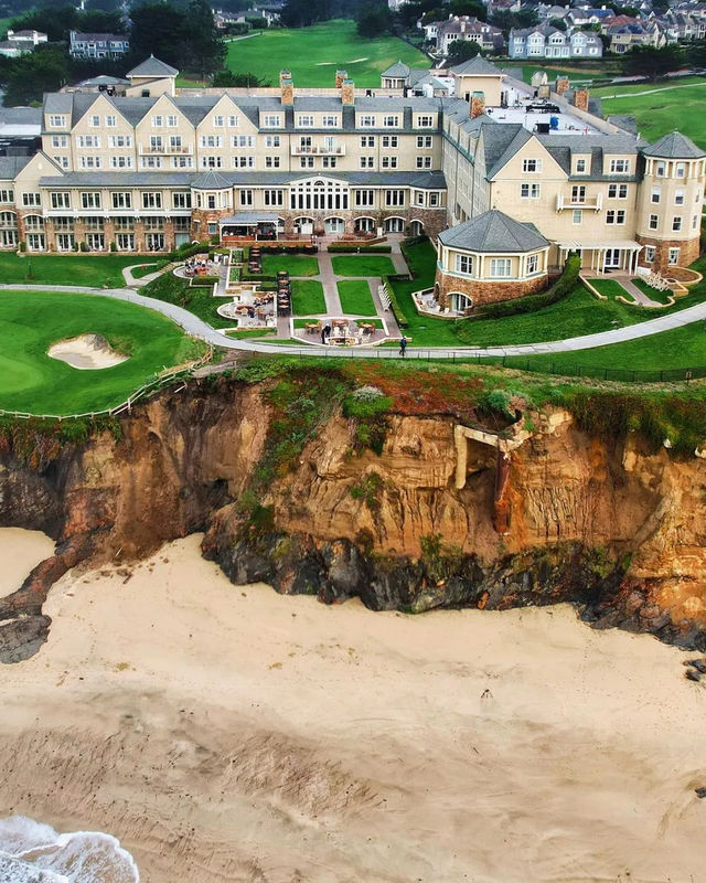 Luxurious Oasis on the Cliffs of Half Moon Bay - Experience the Splendor of Ritz Carlton 🌊🏨✨
