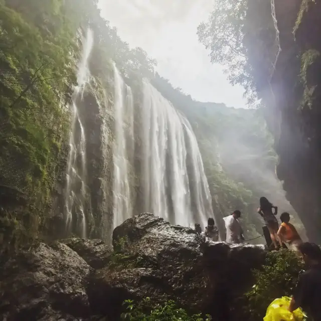 Yichang Three Gorges Waterfall, water to the extreme is a waterfall, a mountain and a water are all picturesque,
