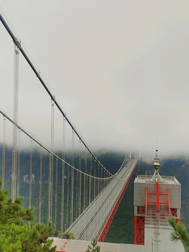 矮寨大橋如雲端