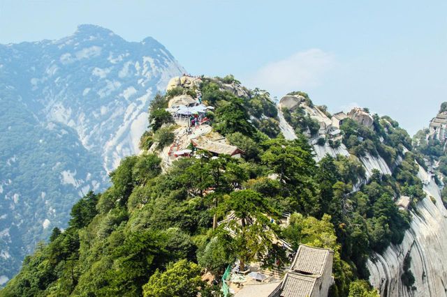 華山，這座被譽為“奇險天下第一山”的名勝，自古以來便以其險峻
